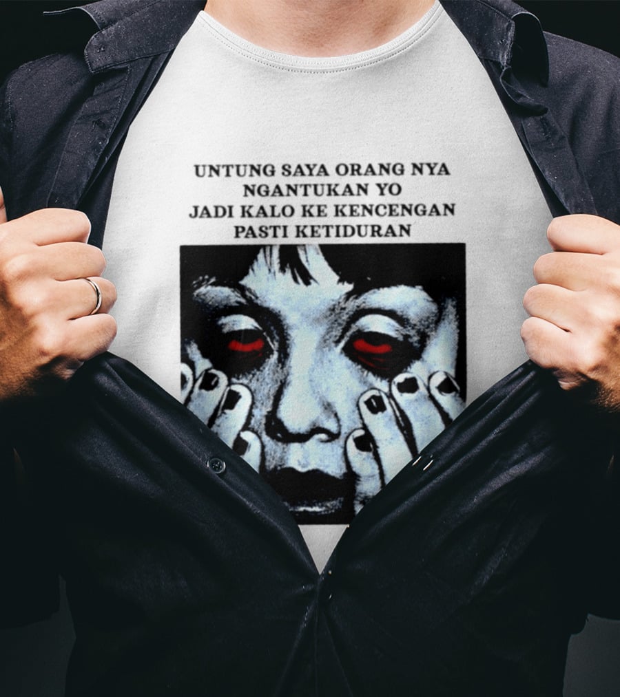 Untung Saya Orang Nya Ngantukan Yo Jadi Kalo Ke Kencengan Pasti Ketiduran Mata Merah Menahan Kantuk T-Shirt