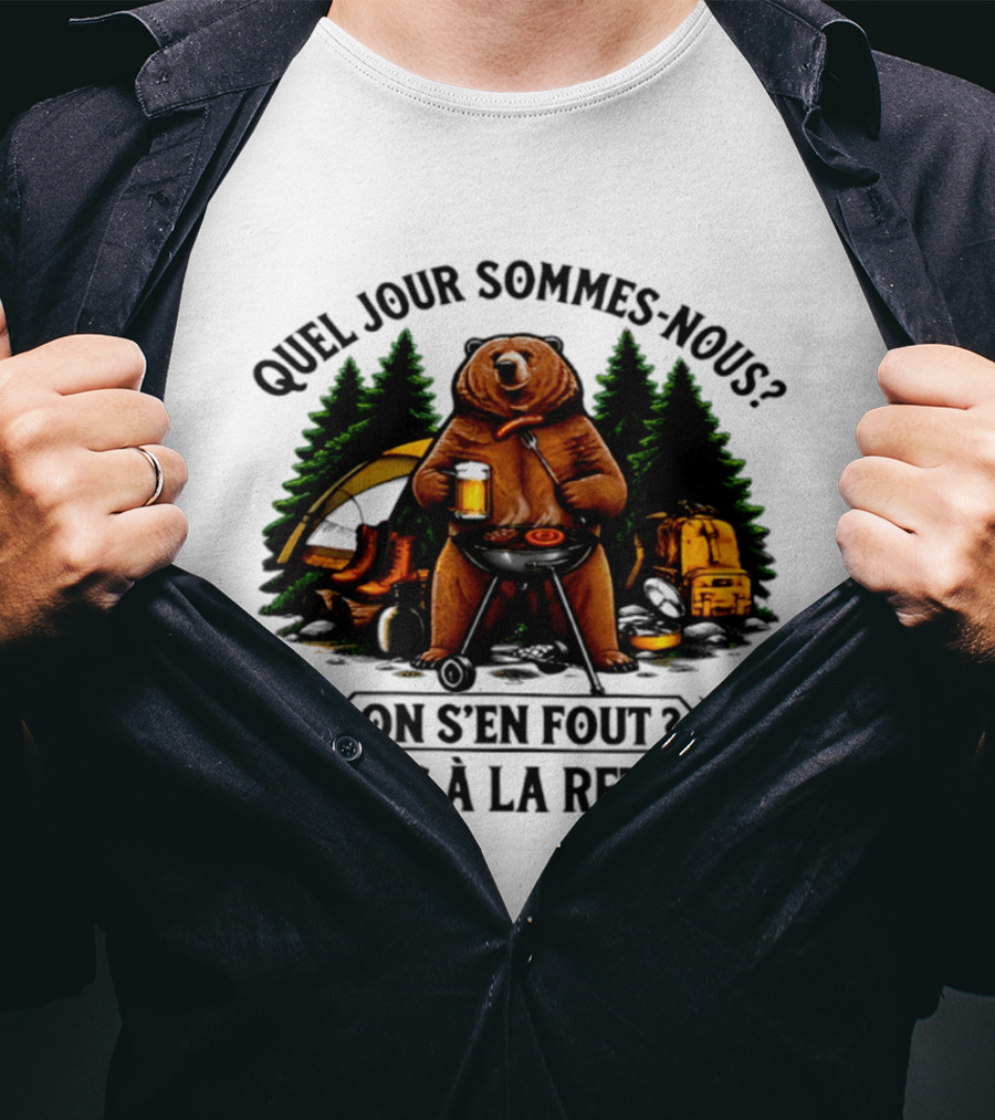 Quel Jour Sommes Nous On S'en Fout Je Suis à La Retraite Camping Bear In The Woods T-Shirt