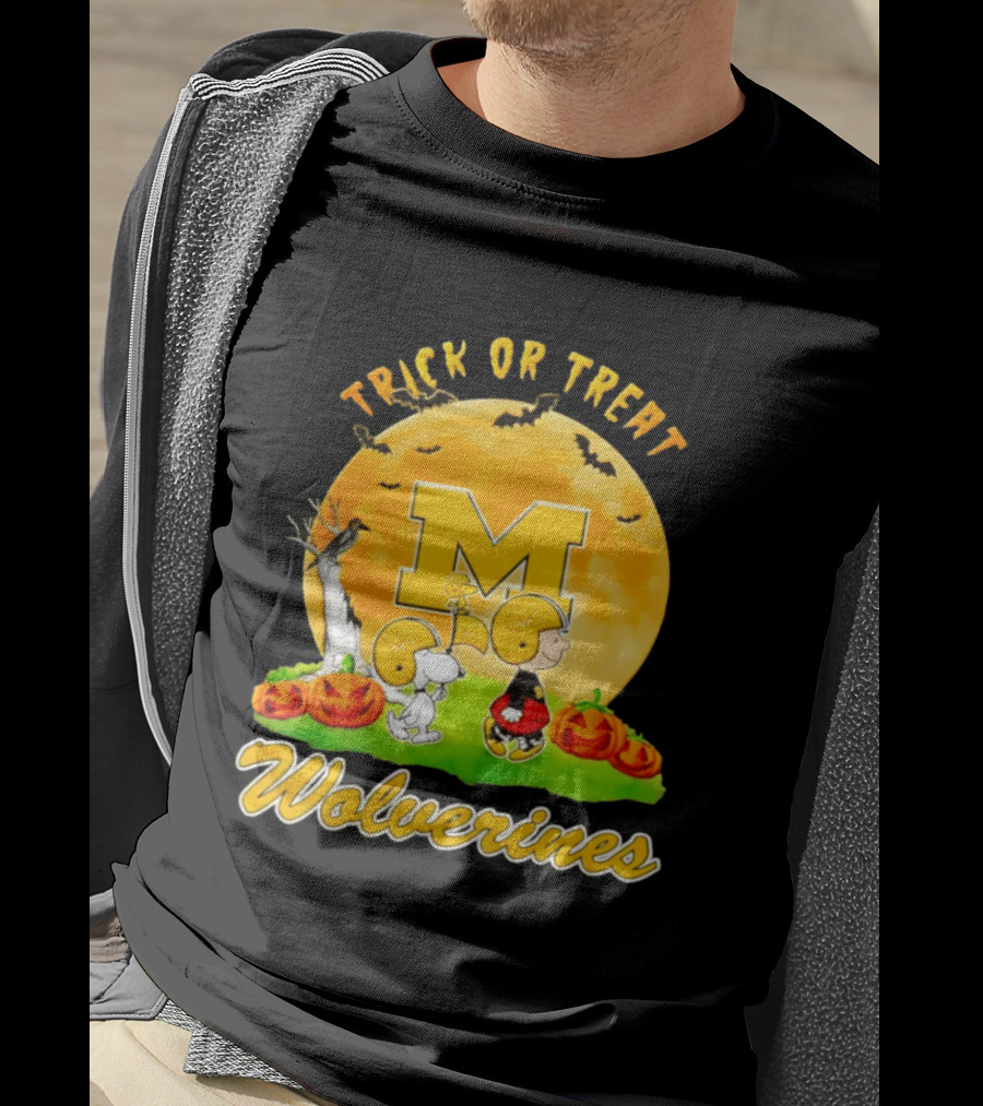 Michigan Wolverines Peanuts Trick Or Treat Halloween Moon T-Shirt