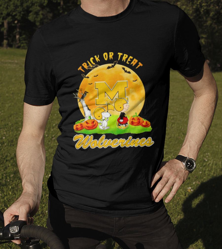 Michigan Wolverines Peanuts Trick Or Treat Halloween Moon T-Shirt
