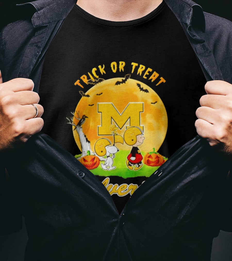 Michigan Wolverines Peanuts Trick Or Treat Halloween Moon T-Shirt