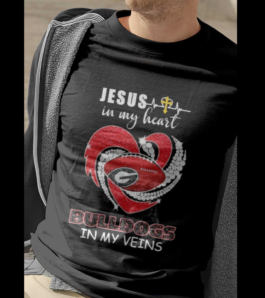 Jesus In My Heart Bulldogs In My Veins Diamond Heart T-Shirt