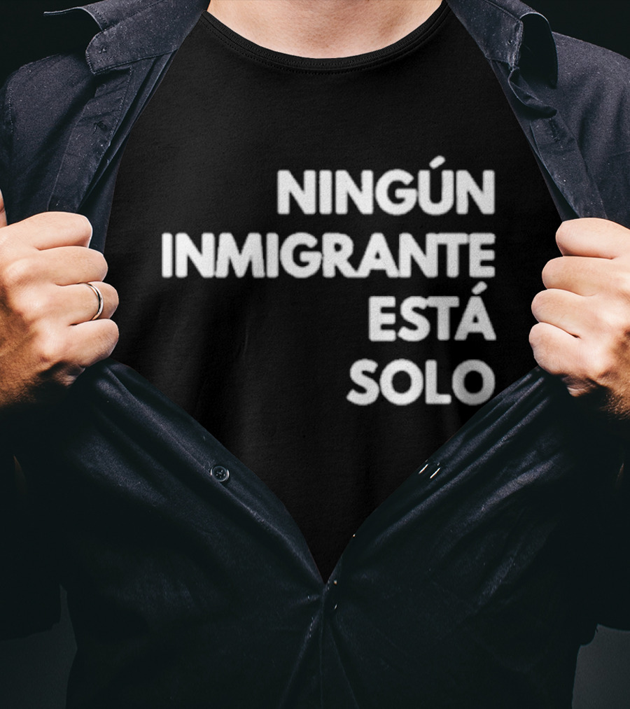 Mina Kimes Ningún Inmigrante Está Solo Message T-Shirt