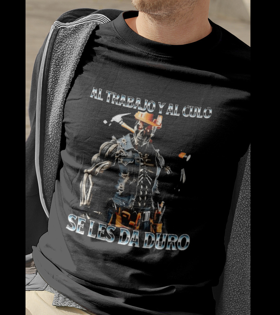 Al Trabajo Y Al Culo Se Les Da Duro Meme Skeleton Construction Worker T-Shirt
