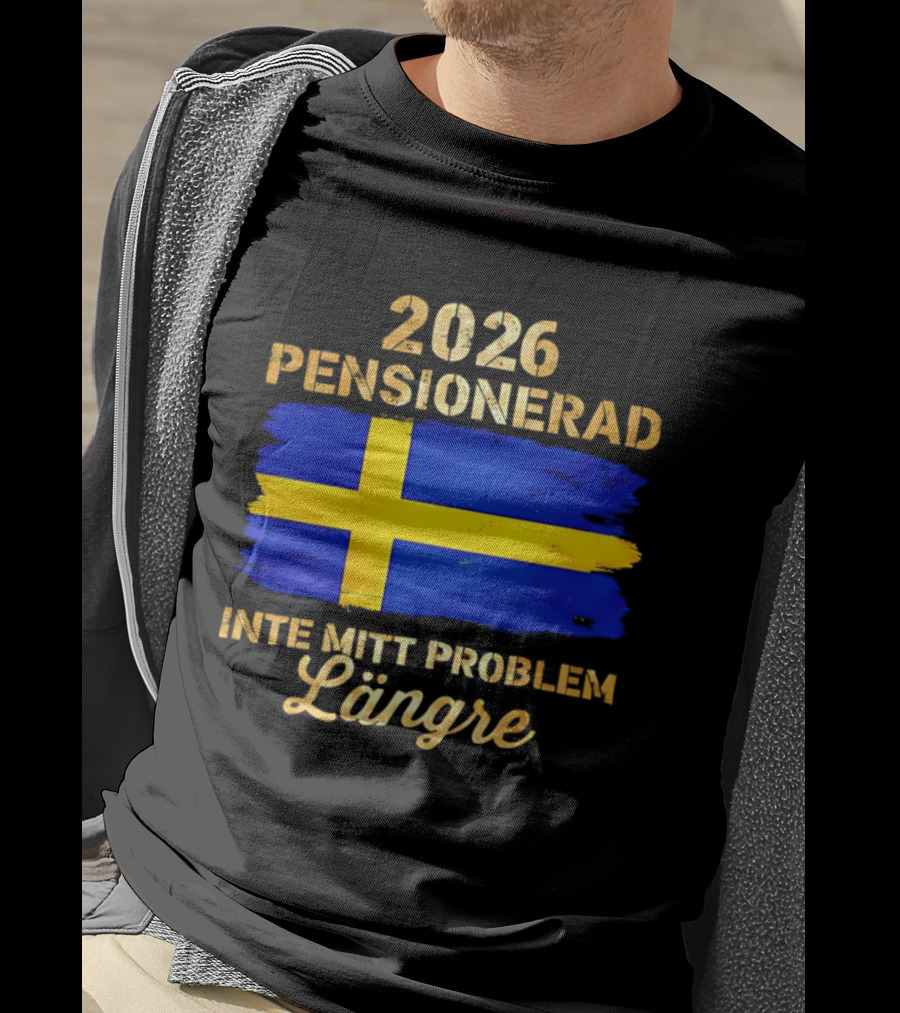 2026 Pensionerad Inte Mitt Problem Längre Svenska Flagga T-Shirt