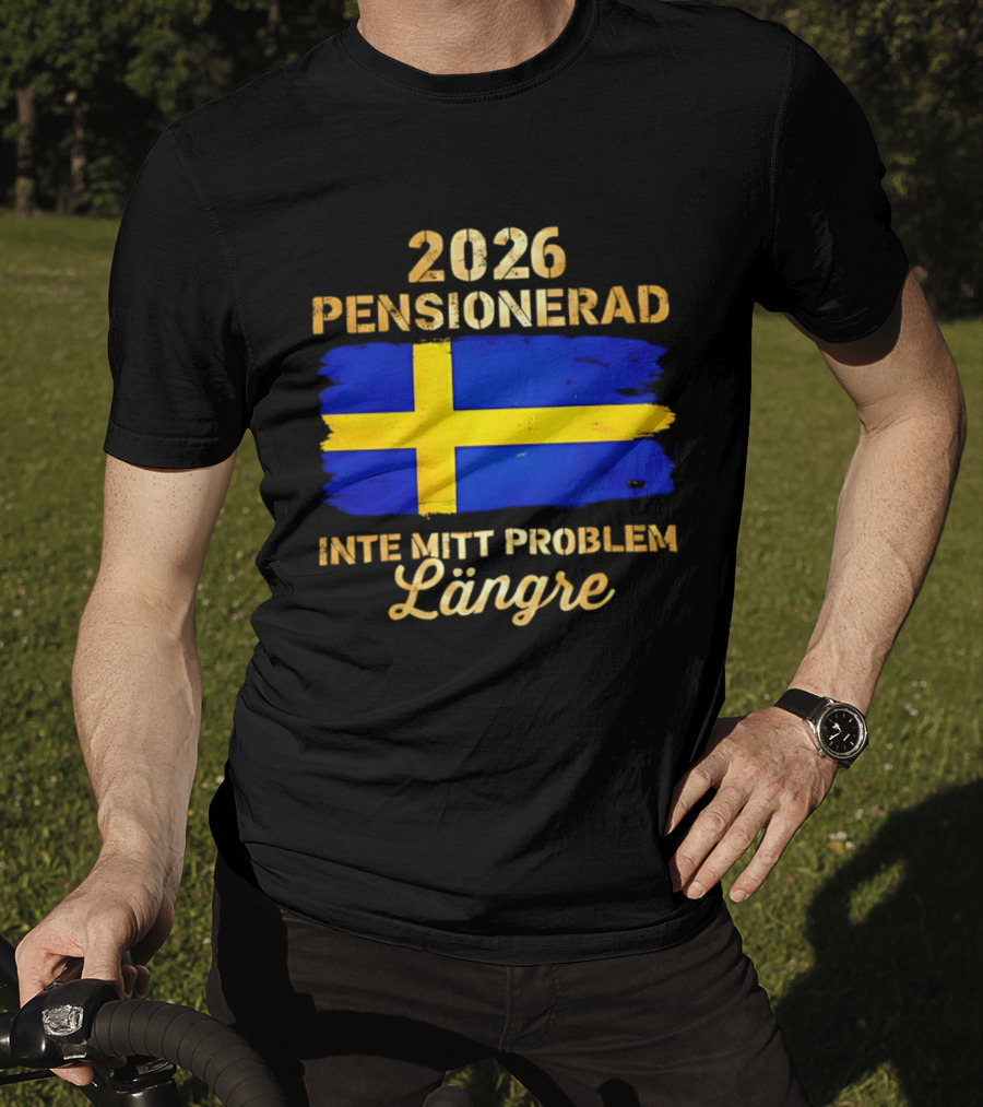2026 Pensionerad Inte Mitt Problem Längre Svenska Flagga T-Shirt