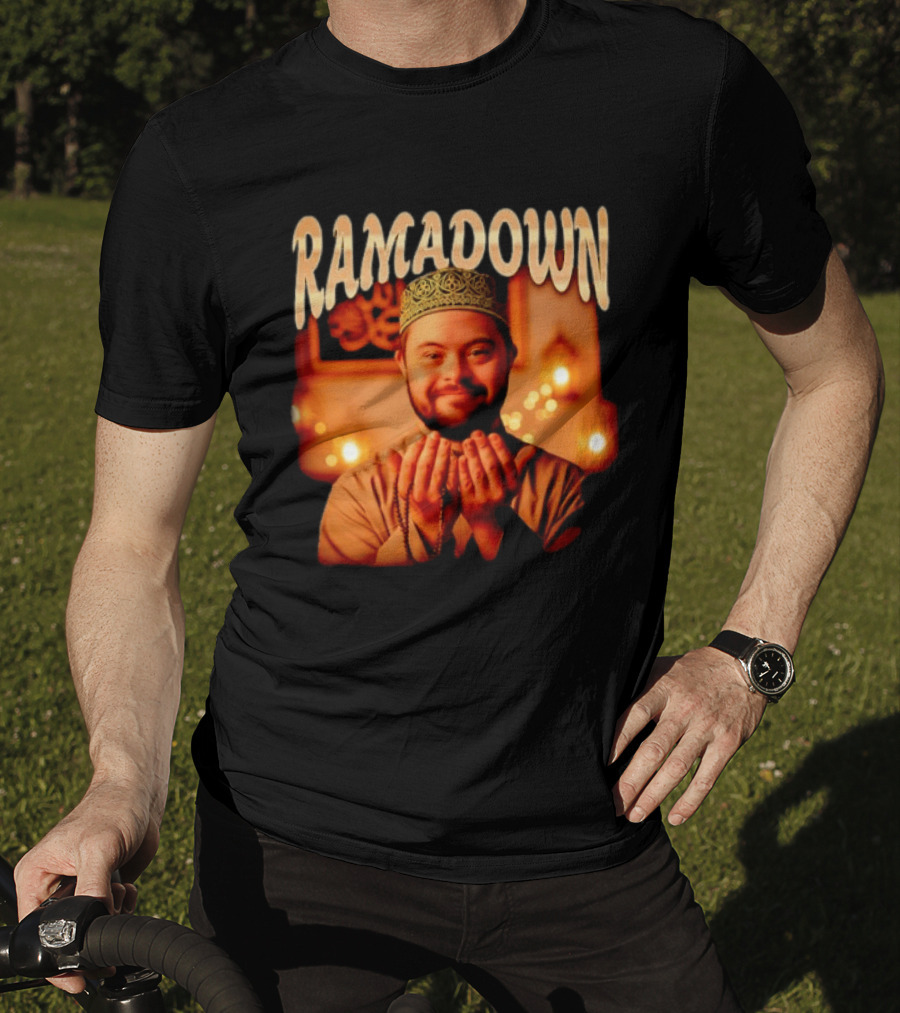 Ramadown Mens Kufi Malawi Hexa Series Smiling Man Praying Ramadan T-Shirt