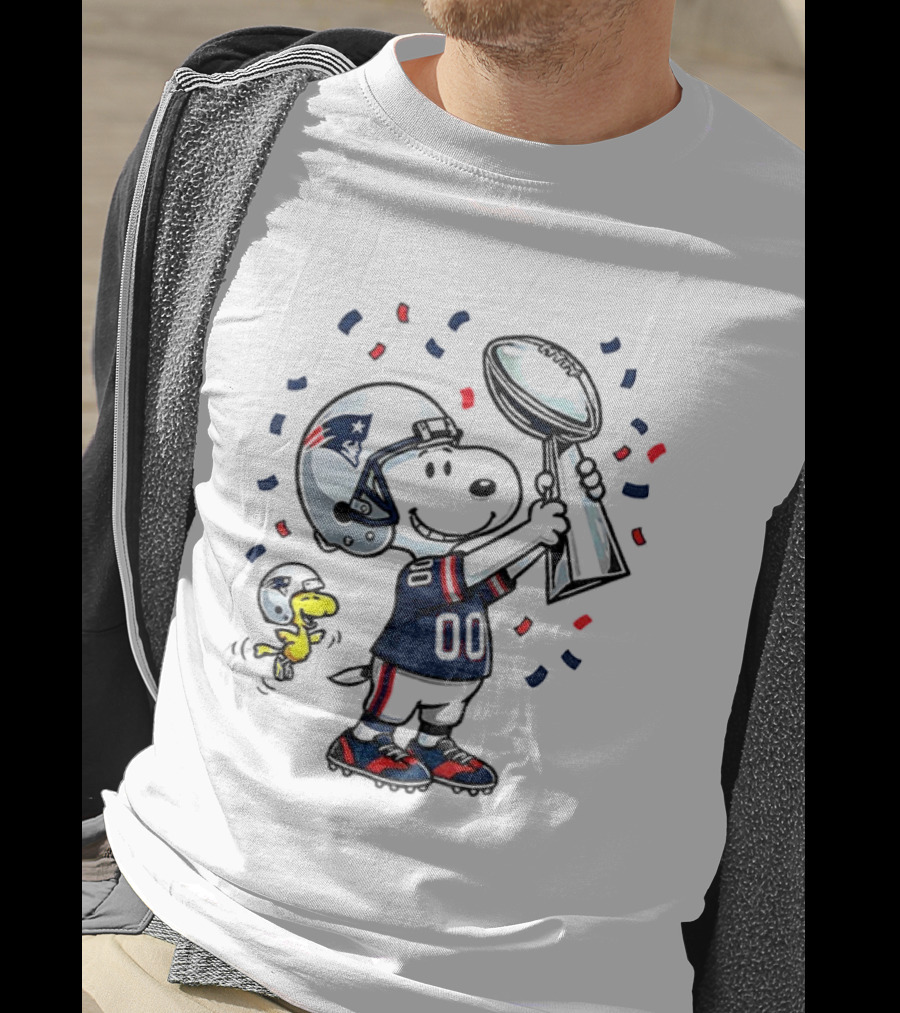 Snoopy Woodstock NFL New England Patriots Football Super Bowl Fun T-Shirt