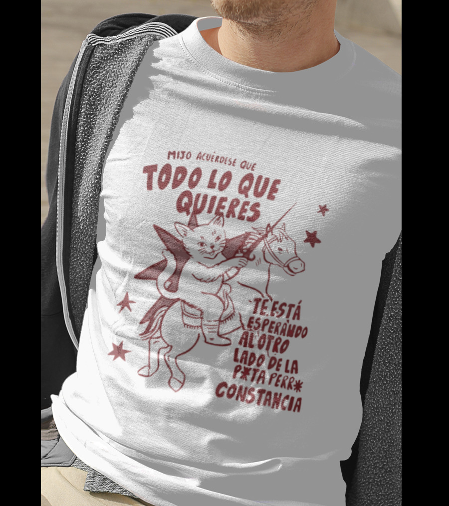 Mijo Acuerdese Que Todo Lo Que Quieres Te Esta Esperando Al Otro Lado De La Perseverancia Constancia Cat Riding Horse With Stars T-Shirt