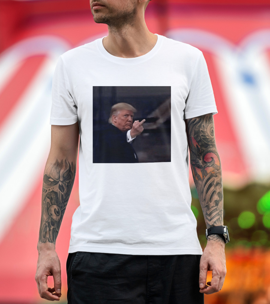 Trump Middle Finger At Heckler T-Shirt