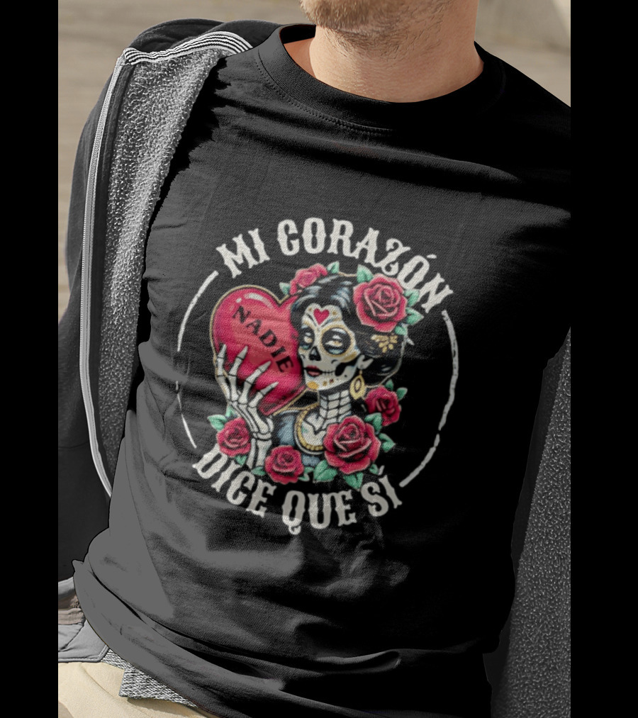 Mi Corazon Dice Que Si Nadie Flower Skeleton Girl With Heart And Roses T-Shirt
