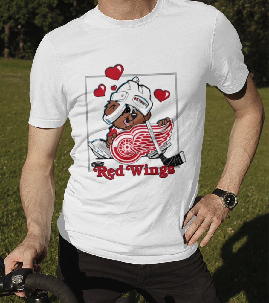 Detroit Red Wings Bear Hugging Hockey Heart With Hearts T-Shirt