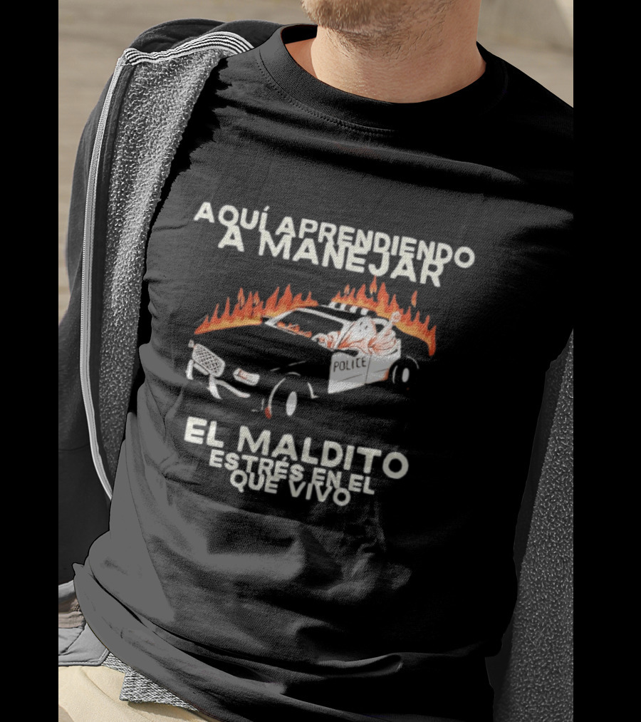 Aquí Aprendiendo A Manejar El Maldito Estrés En El Que Vivo Policía Coche En Llamas T-Shirt