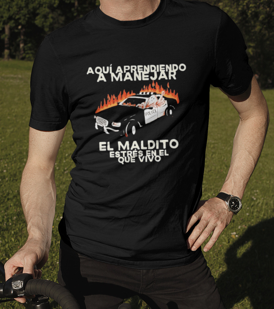 Aquí Aprendiendo A Manejar El Maldito Estrés En El Que Vivo Policía Coche En Llamas T-Shirt
