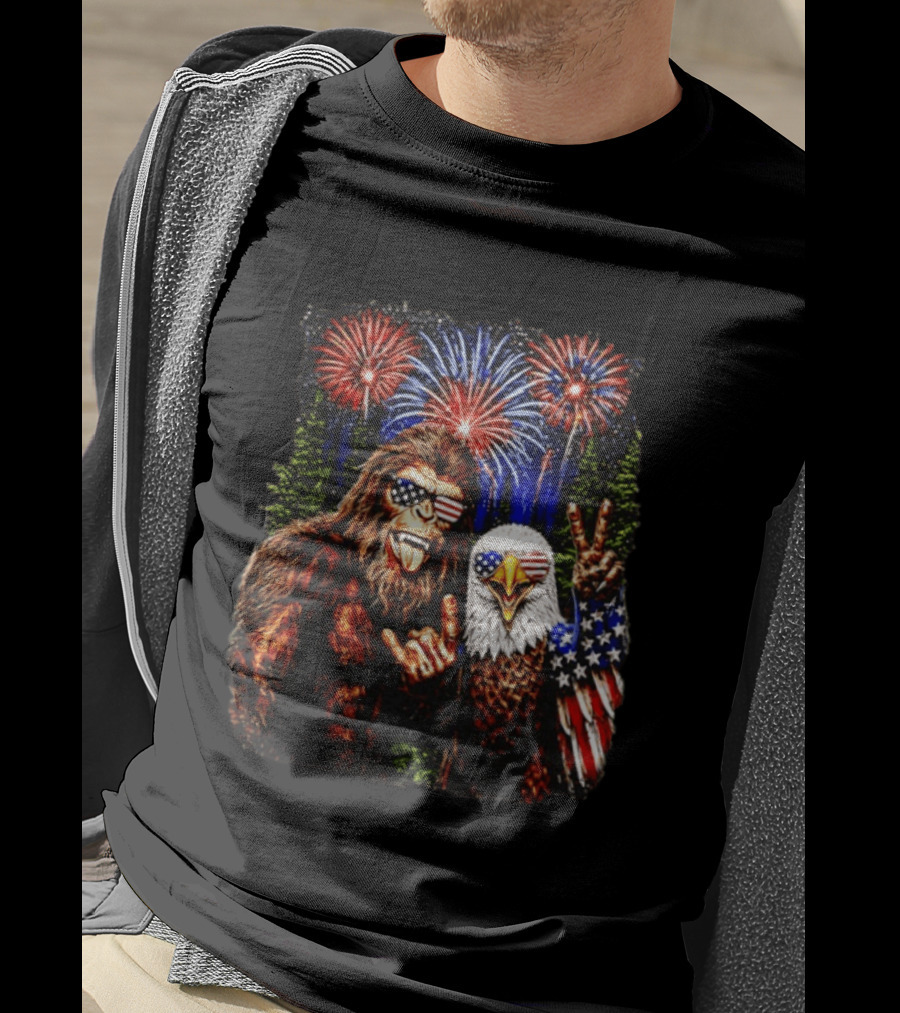 Bigfoot Bald Eagle 4th Of July Fireworks Celebration With American Flag Sunglasses T-Shirt