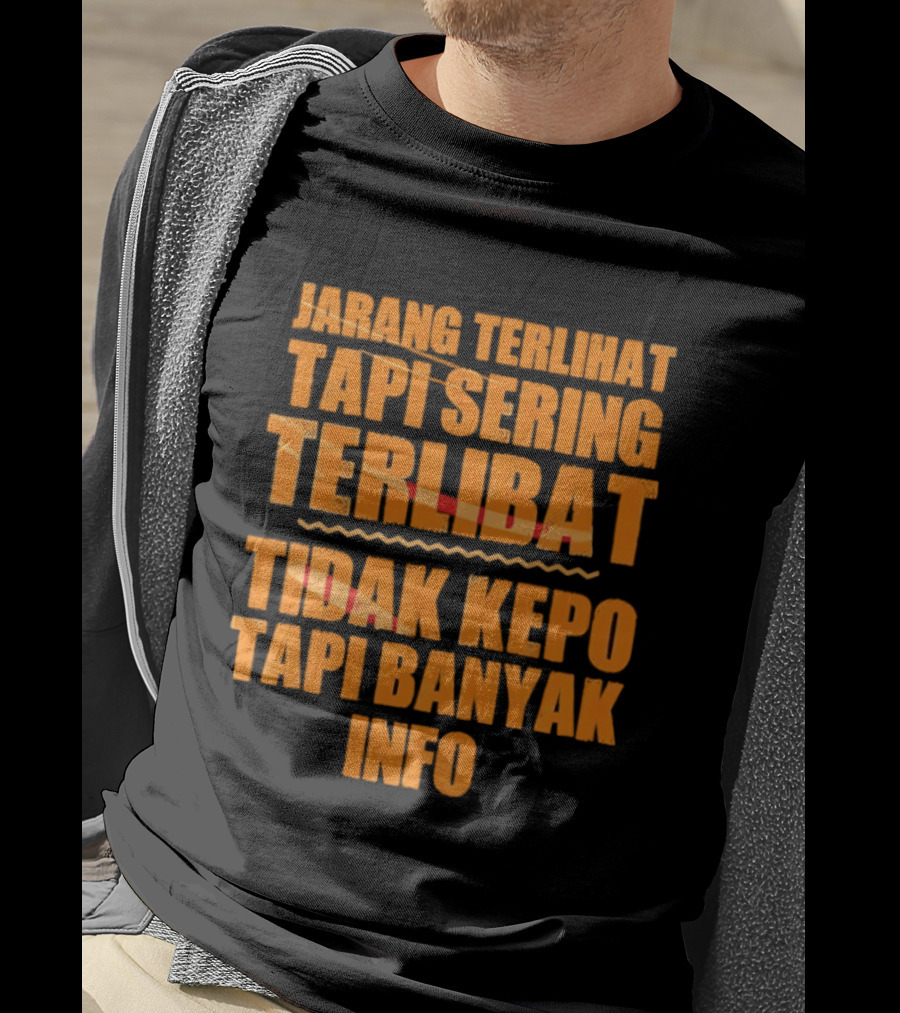 Jarang Terlihat Tapi Sering Terlibat Tidak Kepo Tapi Banyak Info Keren T-Shirt