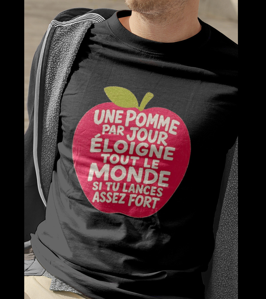 Une Pomme Par Jour Éloigne Tout Le Monde Si Tu Lances Assez Fort Humor Phrase T-Shirt