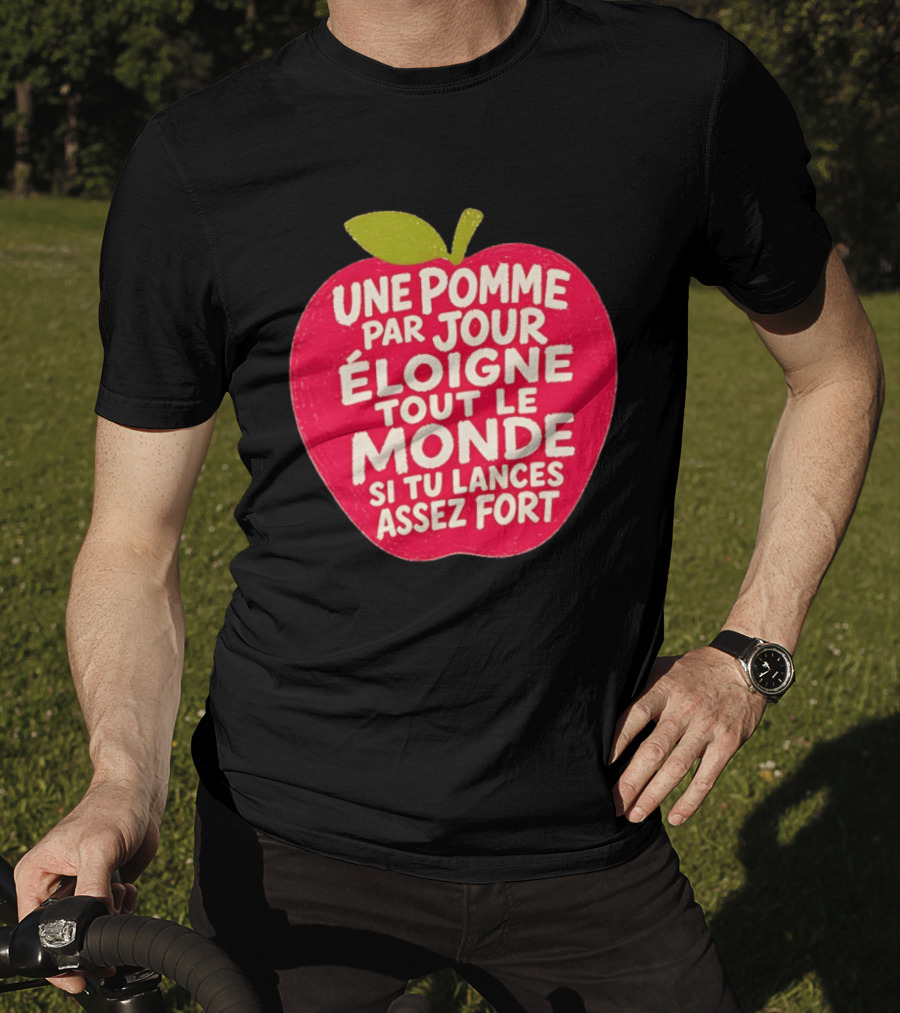 Une Pomme Par Jour Éloigne Tout Le Monde Si Tu Lances Assez Fort Humor Phrase T-Shirt