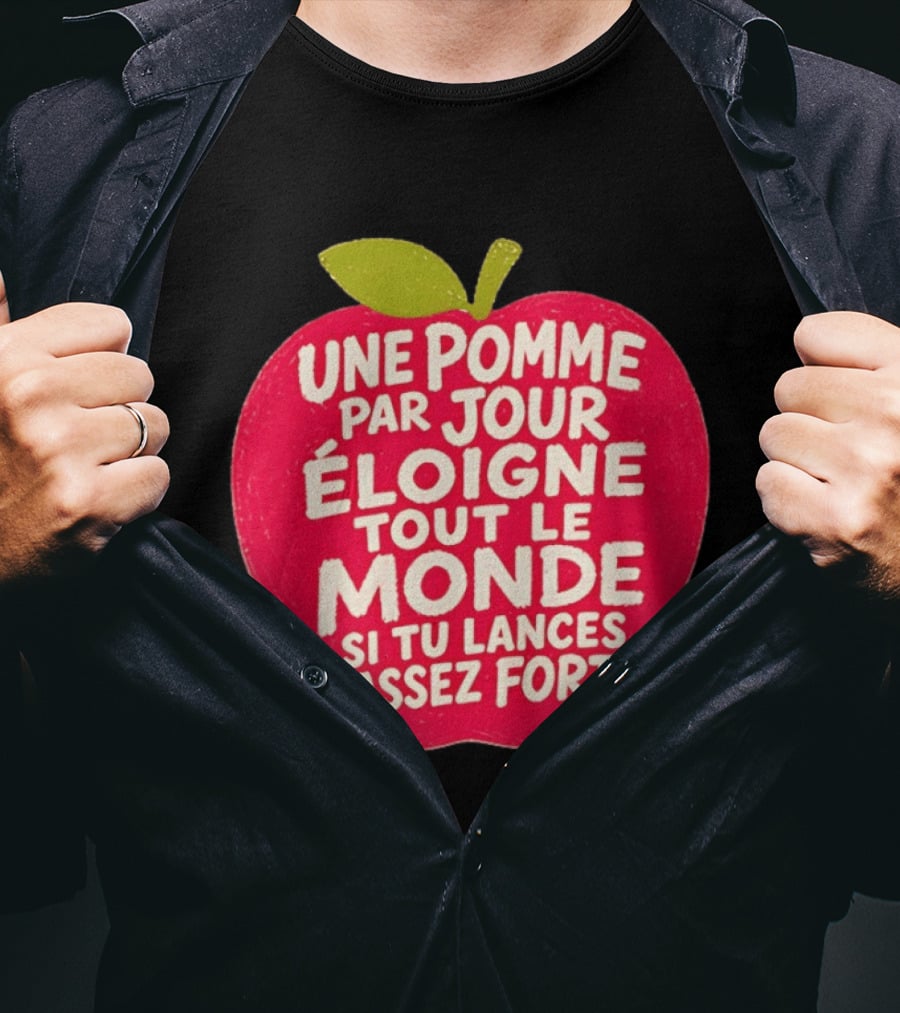 Une Pomme Par Jour Éloigne Tout Le Monde Si Tu Lances Assez Fort Humor Phrase T-Shirt