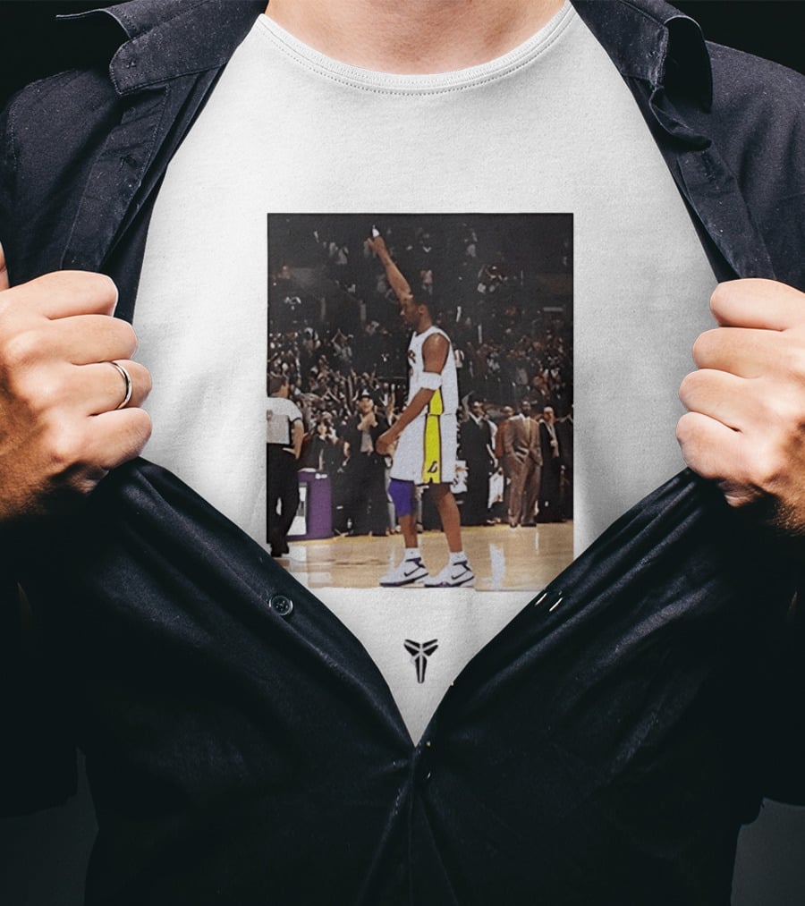 Kobe Bryant Los Angeles Lakers NBA Iconic Court Celebration T-Shirt