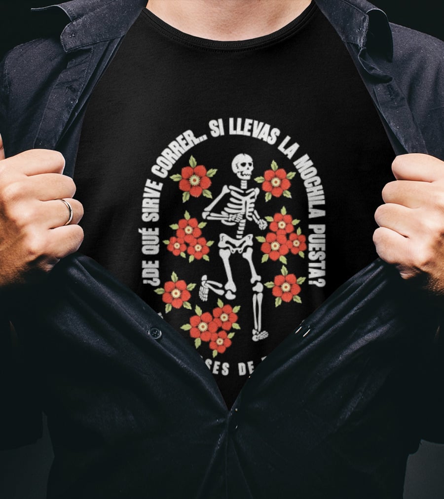 De Que Sirve Correr Si Llevas La Mochila Puesta Hoy Clases De Running Esqueleto Y Flores Rojas T-Shirt