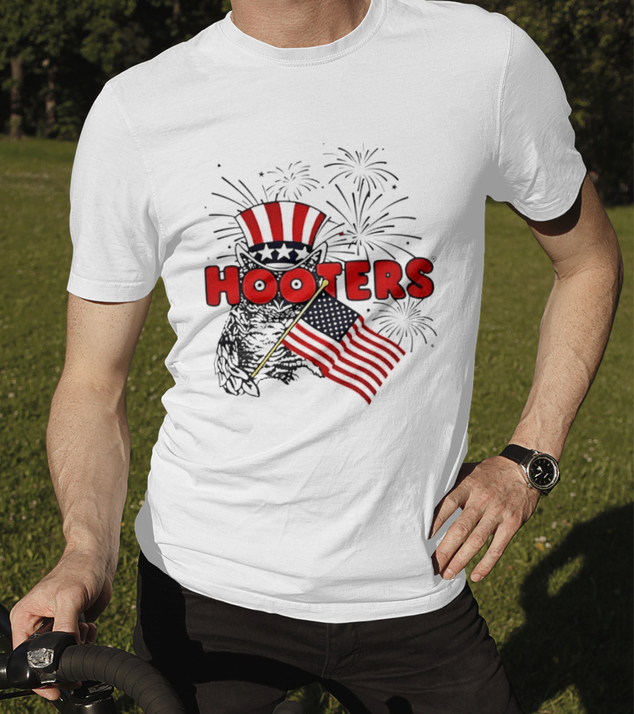 Hooters Uncle Sam Owl USA Flag Fireworks Celebration T-Shirt