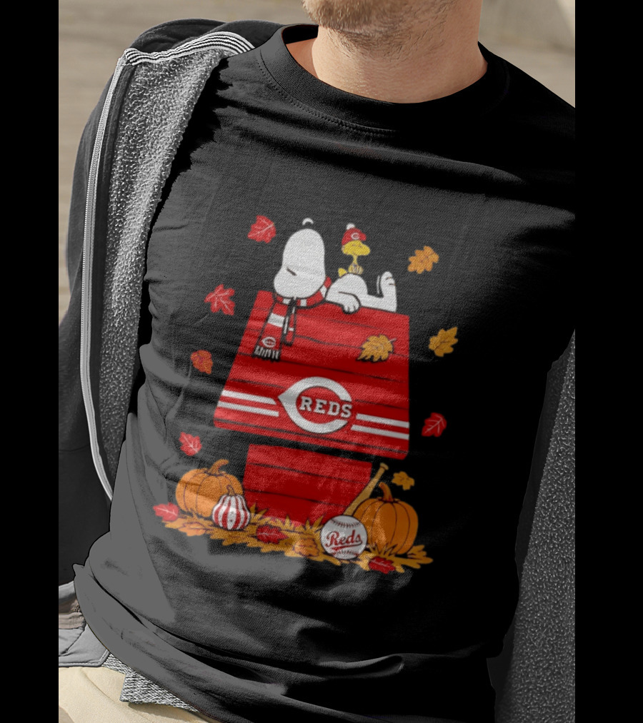 Snoopy Woodstock Cincinnati Reds Fall Baseball Pumpkins Leaves T-Shirt