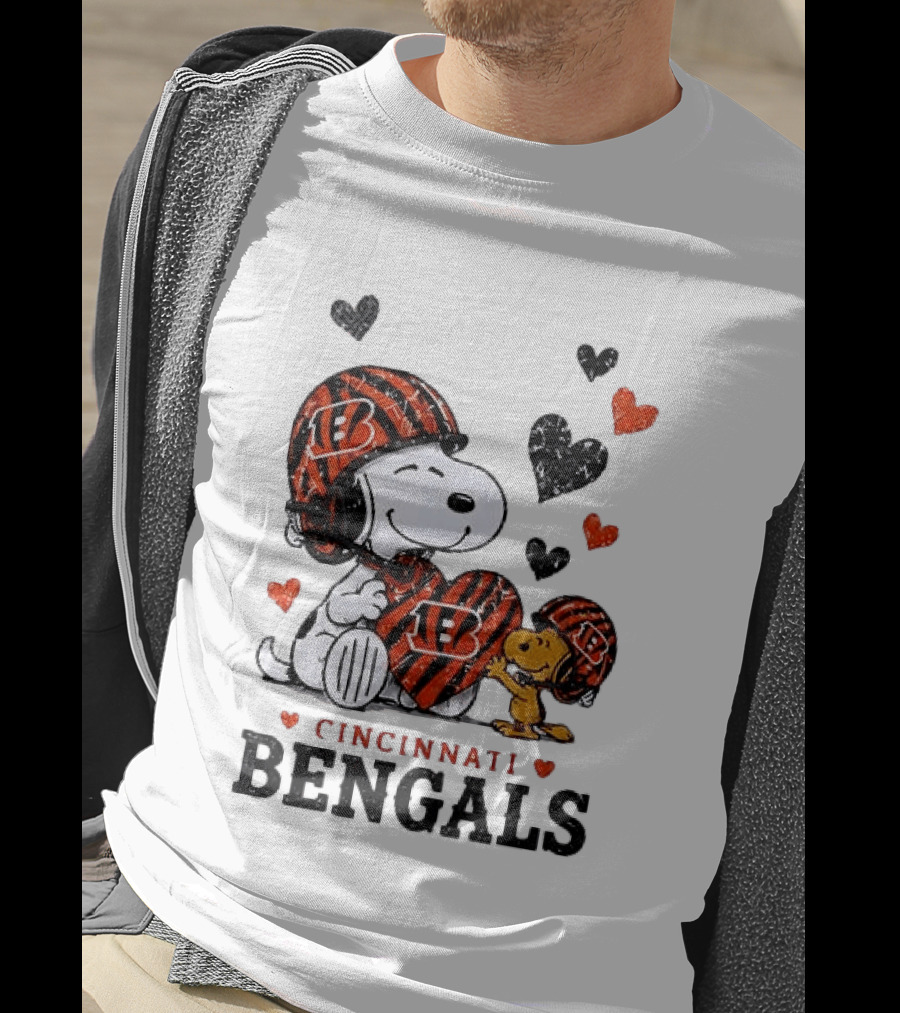 Cincinnati Bengals Peanuts Snoopy And Woodstock Love Hearts T-Shirt