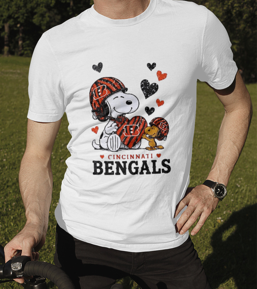 Cincinnati Bengals Peanuts Snoopy And Woodstock Love Hearts T-Shirt