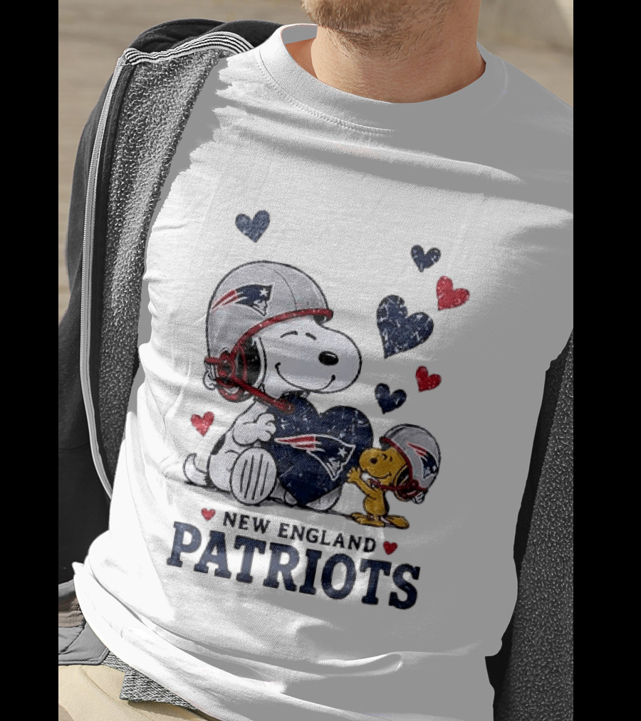 New England Patriots Peanuts Snoopy Woodstock Heart Helmets T-Shirt