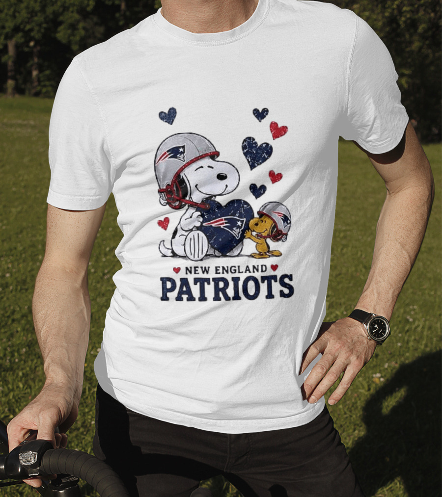 New England Patriots Peanuts Snoopy Woodstock Heart Helmets T-Shirt