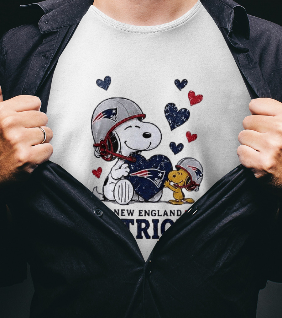 New England Patriots Peanuts Snoopy Woodstock Heart Helmets T-Shirt