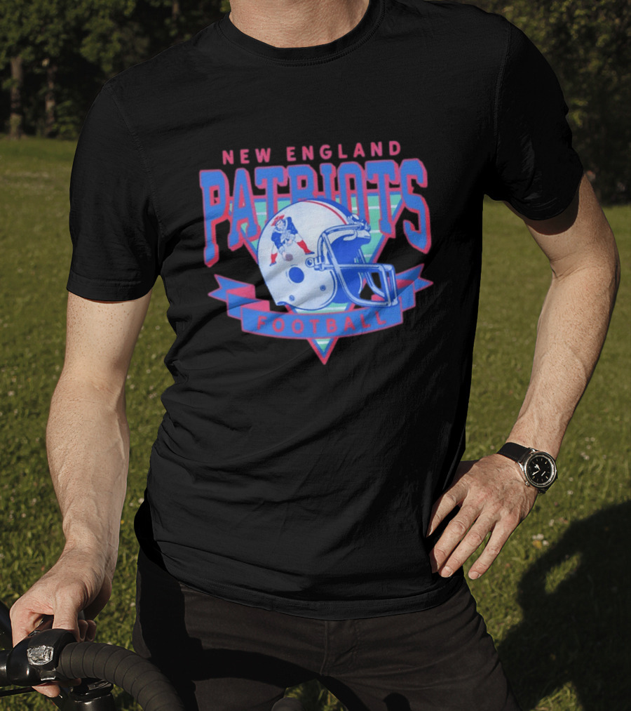 New England Patriots Football Vintage Helmet T-Shirt