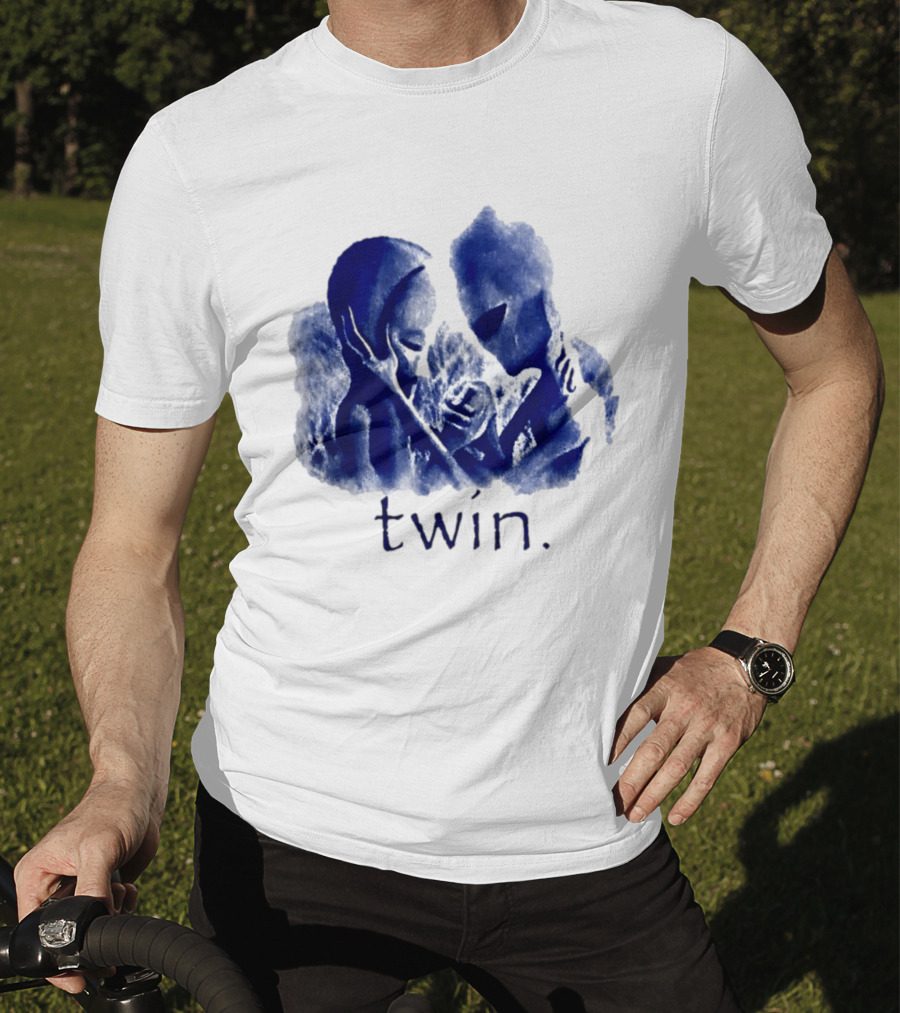 Twin Alien Extraterrestrial Sci Fi Embrace T-Shirt