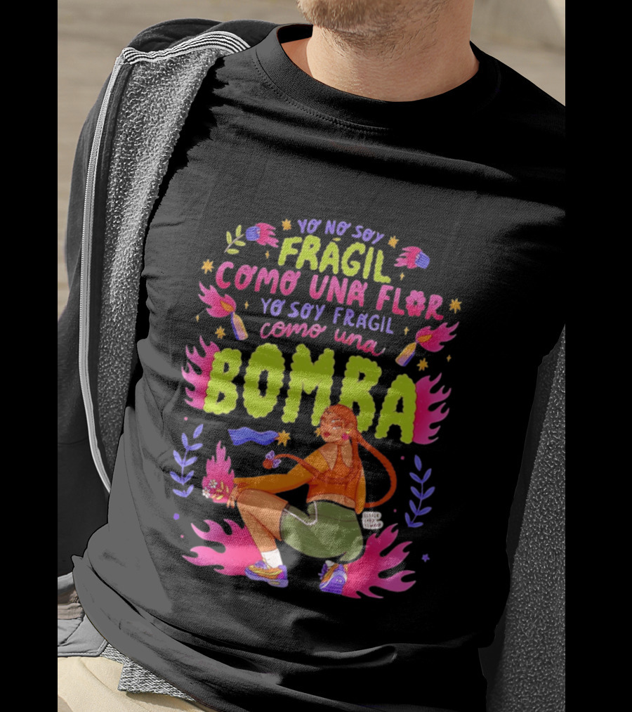 Yo No Soy Frágil Como Una Flor Yo Soy Frágil Como Una Bomba Mujer Con Fuego Y Explosiones T-Shirt