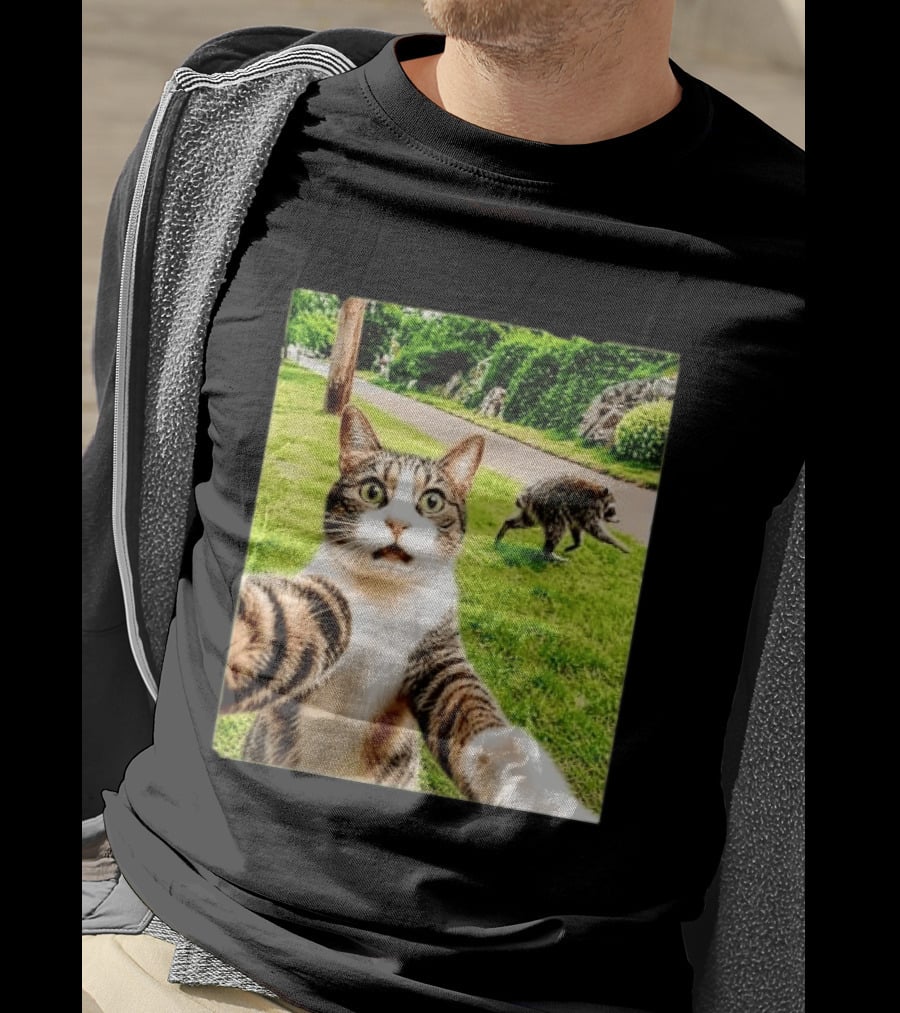 Shocked Face Tabby Cat Taking Selfie With Running Raccoon On Lawn Road T-Shirt