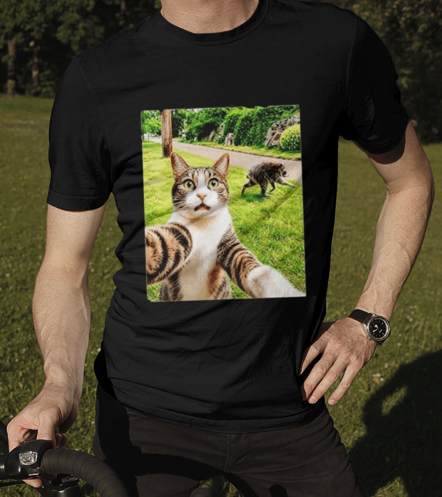 Shocked Face Tabby Cat Taking Selfie With Running Raccoon On Lawn Road T-Shirt
