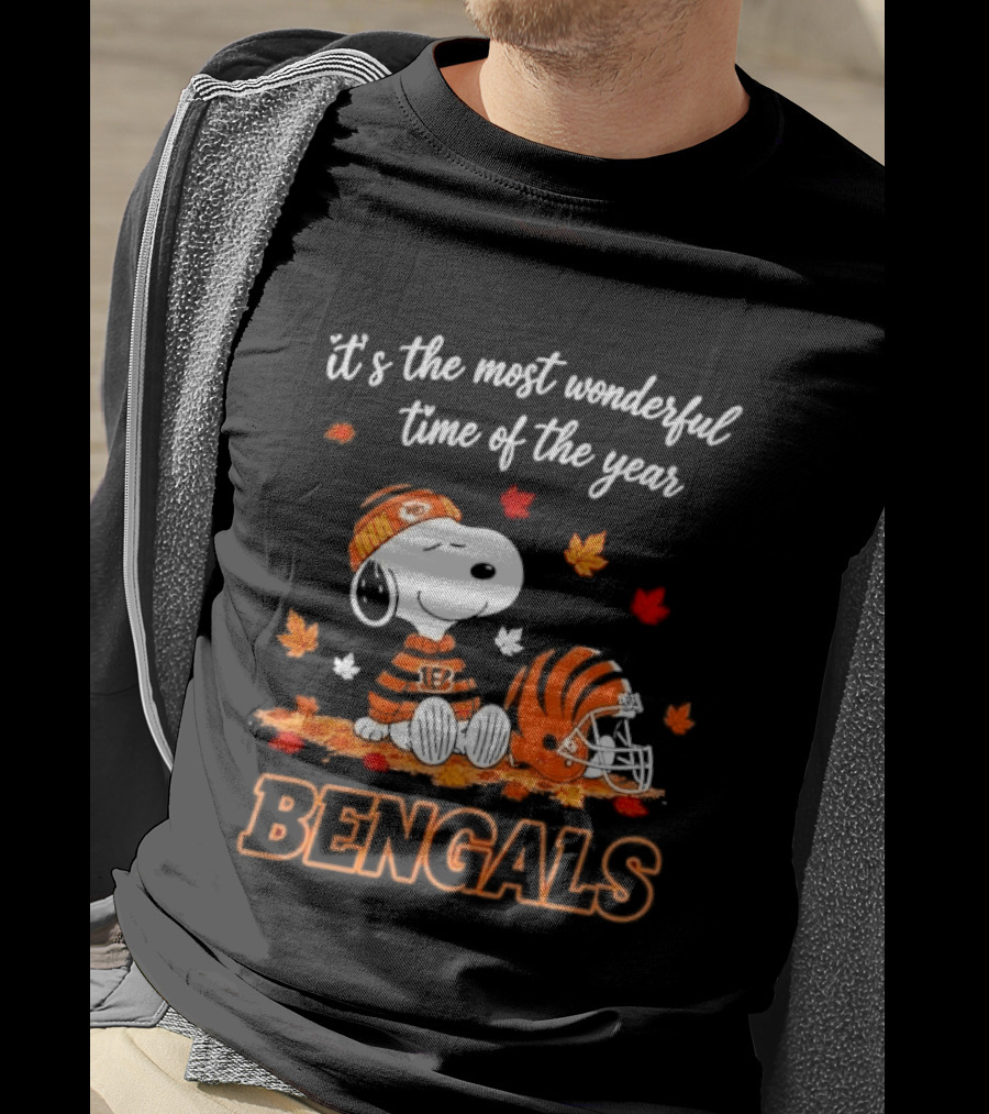It's The Most Wonderful Time Of The Year Snoopy Bengals Leaves Helmet T-Shirt