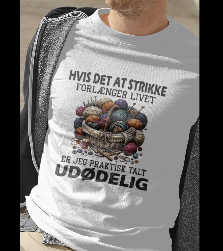 Hvis Det At Strikke Forlænger Livet Er Jeg Praktisk Talt Udødelig Garnkurv Strikkepinde T-Shirt