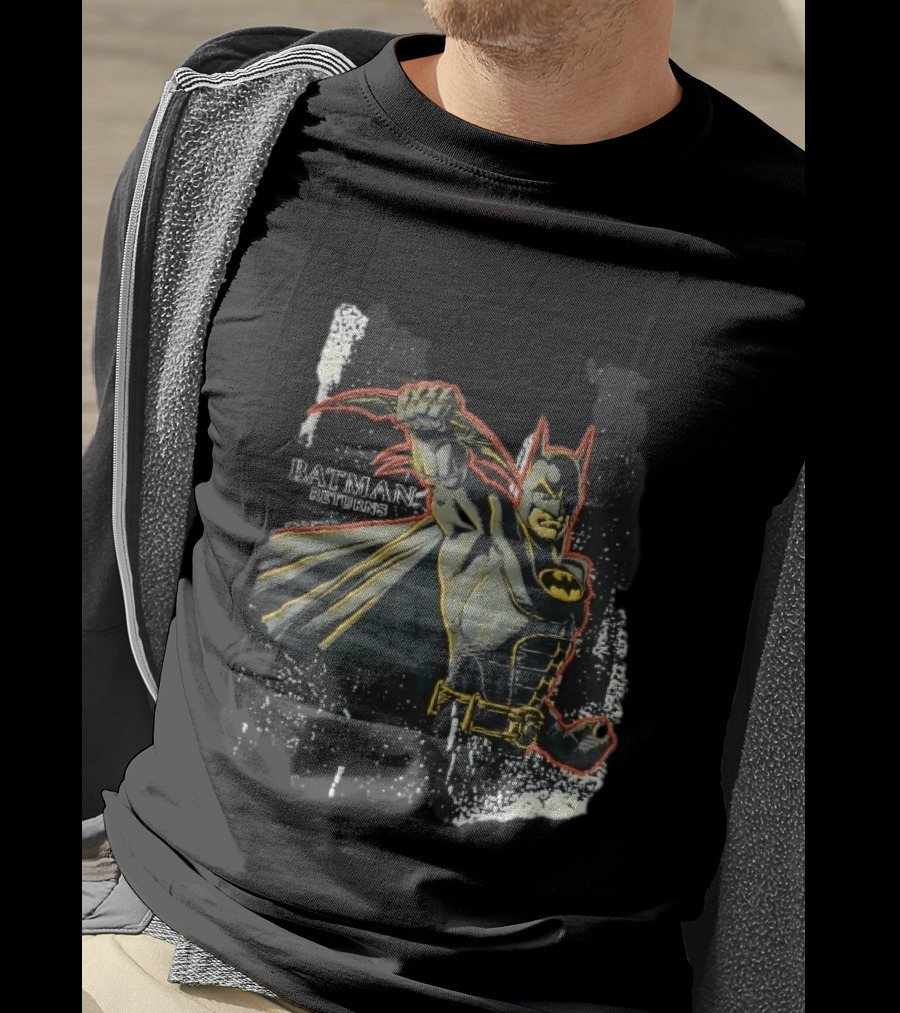 DC Comics Batman Returns 1992 Masked Superhero Holding Batarang Distressed Batman T-Shirt