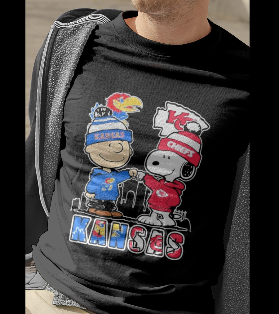 Kansas Jayhawks Kansas City Chiefs Peanuts Christmas 2025 Snoopy And Woodstock Fist Bump T-Shirt