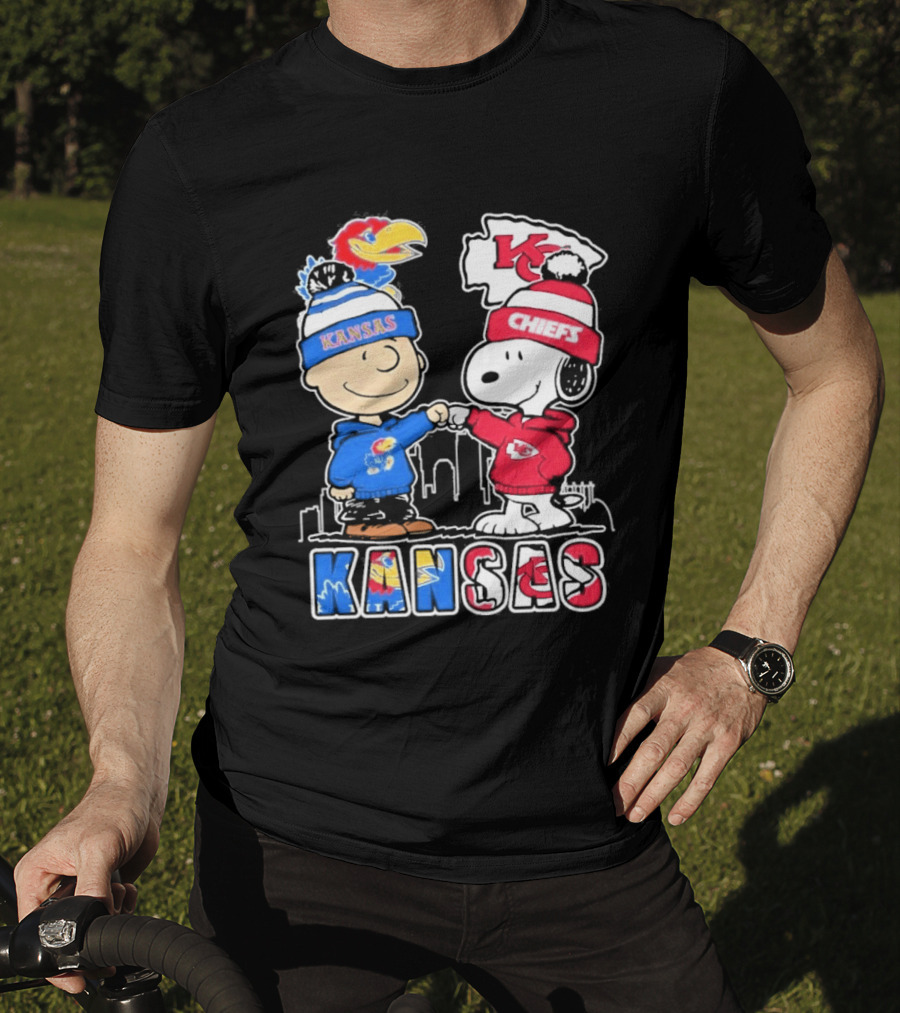 Kansas Jayhawks Kansas City Chiefs Peanuts Christmas 2025 Snoopy And Woodstock Fist Bump T-Shirt