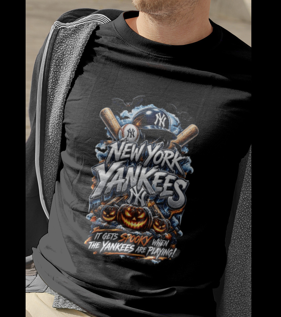New York Yankees It Gets Spooky When The Yankees Are Playing Halloween MLB T-Shirt