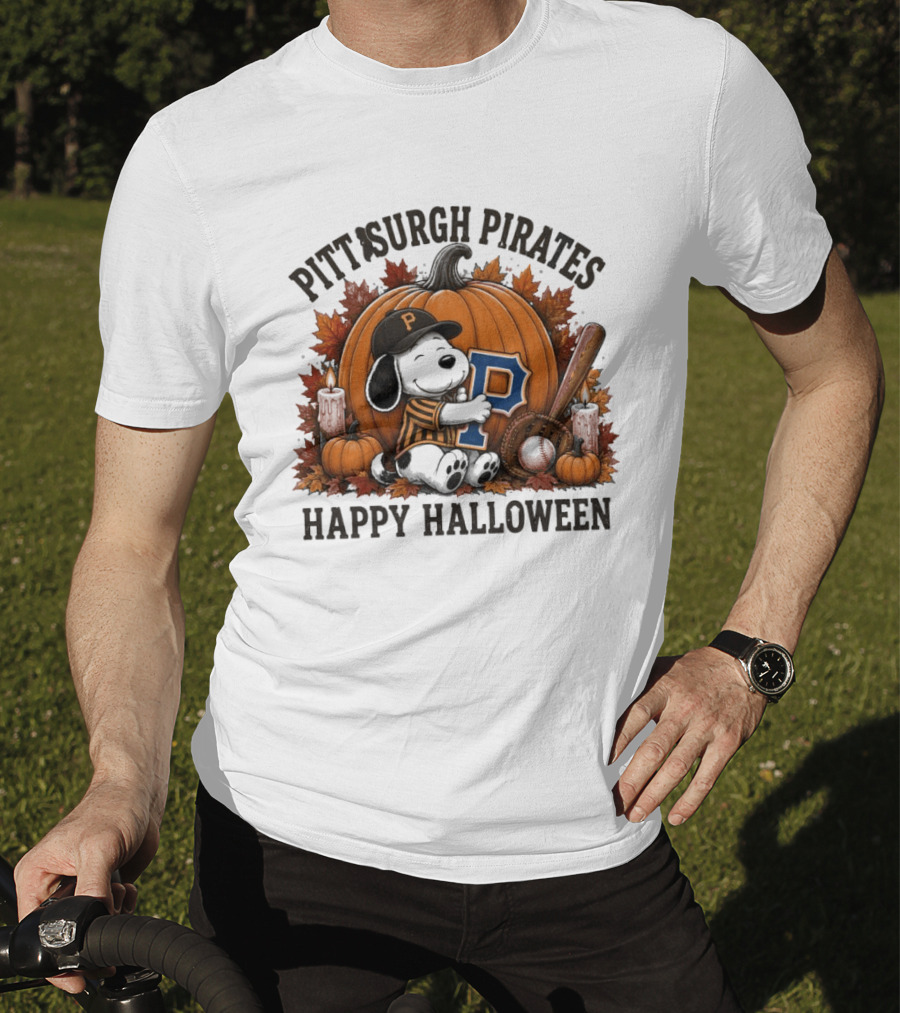 Pittsburgh Pirates Halloween Snoopy Hugging P With Pumpkin And Candles T-Shirt