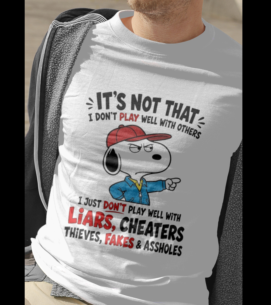 Snoopy It's Not That I Don't Play Well With Others I Just Don't Play Well With Liars Cheaters Thieves Fakes T-Shirt