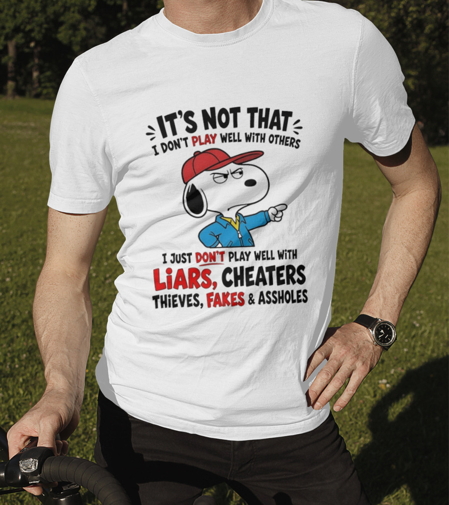 Snoopy It's Not That I Don't Play Well With Others I Just Don't Play Well With Liars Cheaters Thieves Fakes T-Shirt