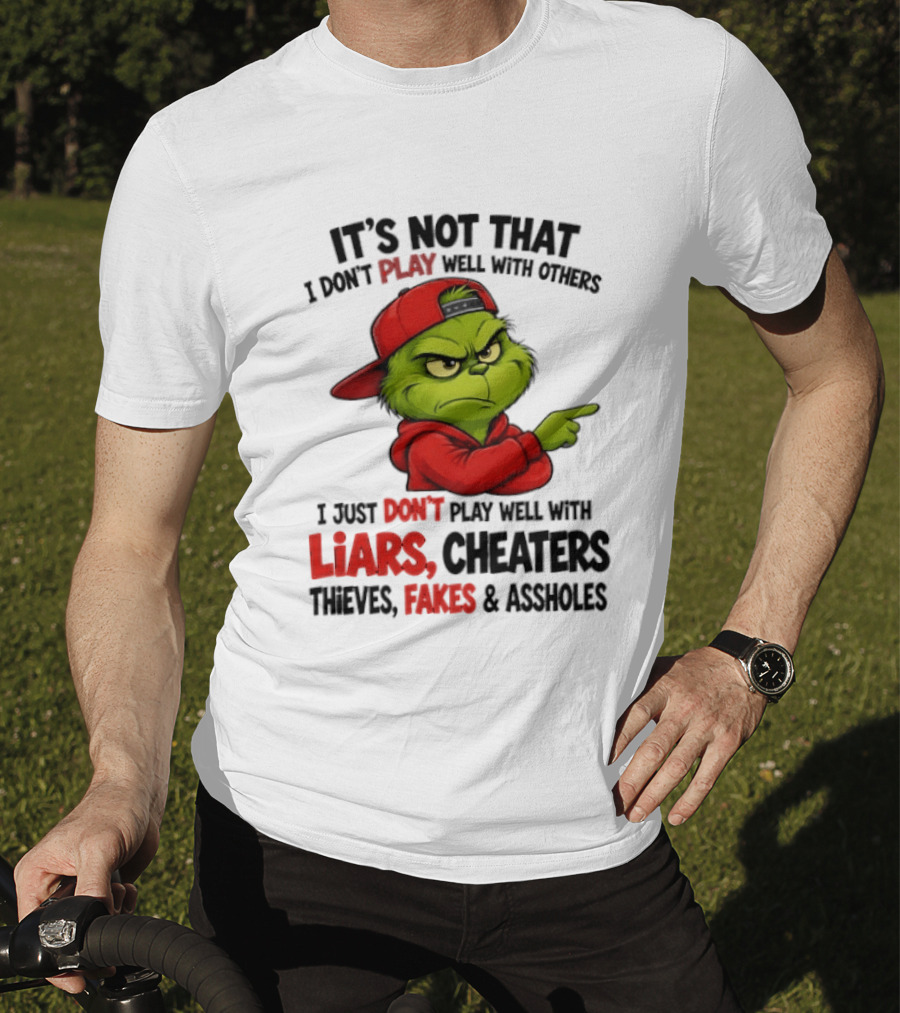 Grinch It's Not That I Don't Play Well With Others I Just Don't Play Well With Liars Cheaters Thieves Fakes & Assholes T-Shirt