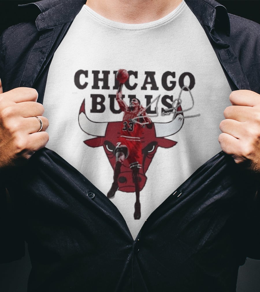 Scottie Pippen 33 Chicago Bulls Jumping Dunk Iconic Bulls T-Shirt