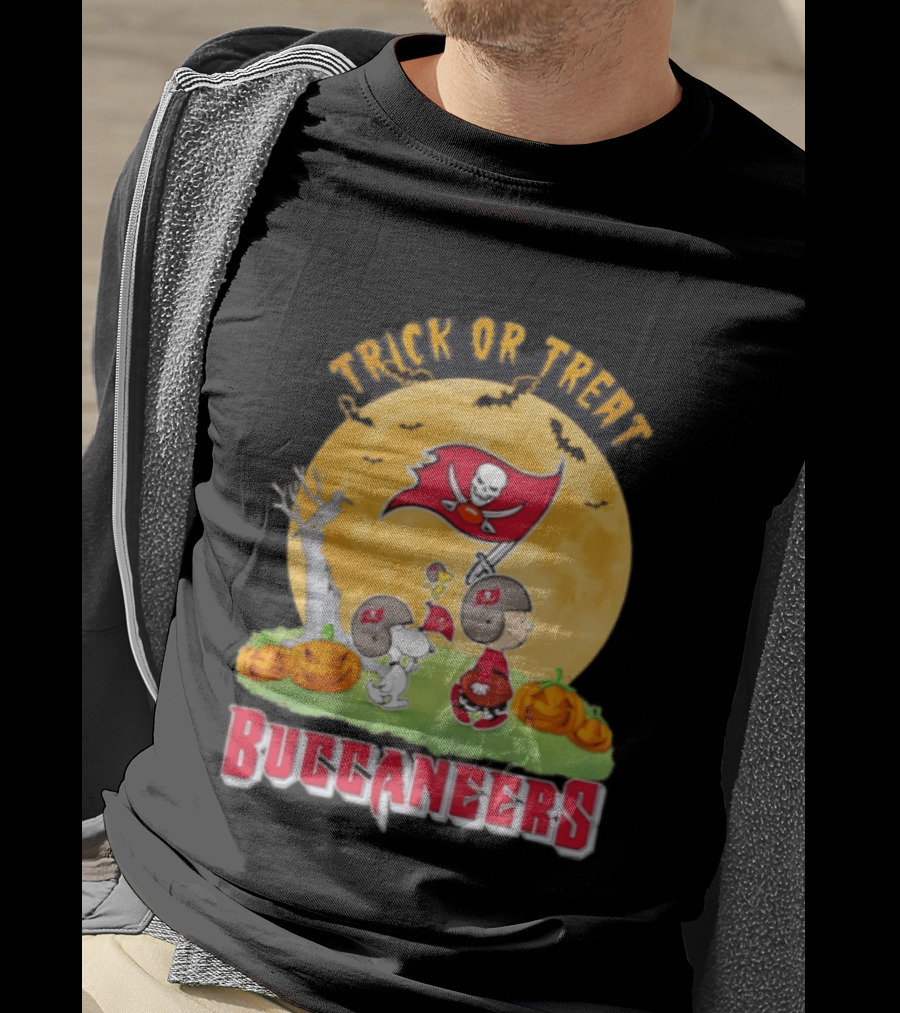 Tampa Bay Buccaneers Peanuts Trick Or Treat Halloween Moon Pumpkins T-Shirt
