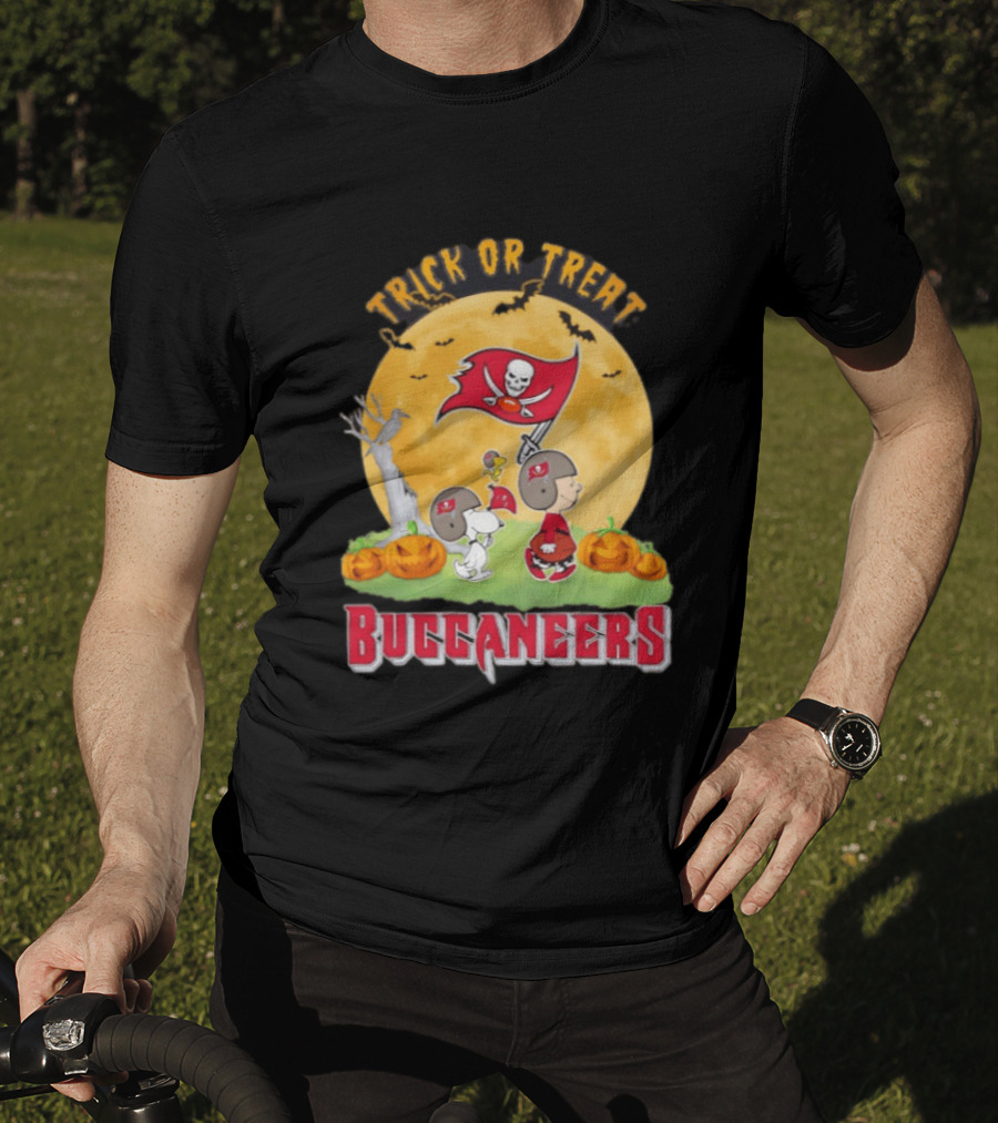 Tampa Bay Buccaneers Peanuts Trick Or Treat Halloween Moon Pumpkins T-Shirt